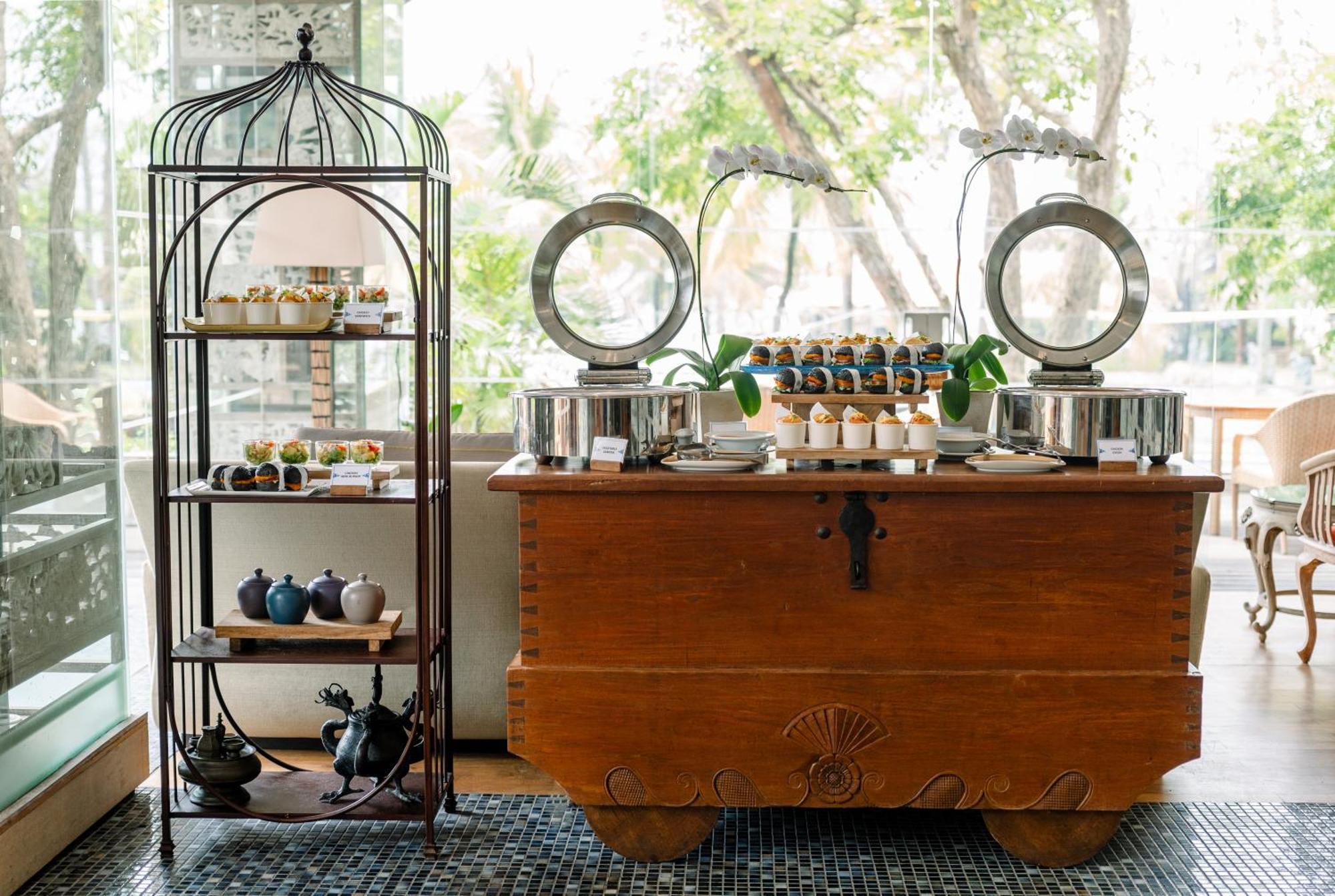 Bali Mandira Beach Resort & Spa Legian Exterior foto A chafing dish